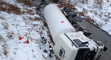 LPG yüklü tanker dere yatağına devrildi: 1 yaralı