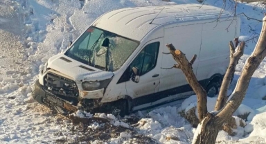 Minibüs şarampole devrildi: 3 yaralı