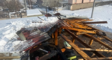 Okulda sobadan çıkan kıvılcım çatıyı tutuşturdu