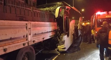 Otobüs ile tırın karıştığı kazada 1 kişi öldü, 3 kişi yaralandı