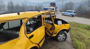 Otomobil demir bariyere çarptı: 1 yaralı