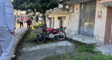 Otomobile çarpmamak için manevra yapan motosiklet devrildi: 1 yaralı