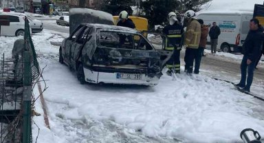 Park halindeki otomobil alev alev yandı