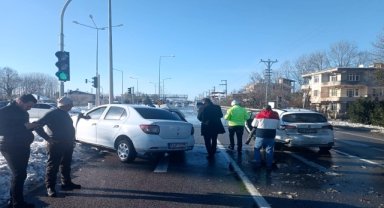 Samsun'da iki otomobilin çarpıştığı kazada 4 kişi yaralandı