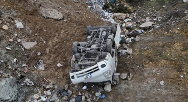 Şarampole devrilen kamyonetteki 2 kişi yaralandı