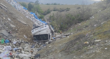 Şarampole yuvarlanan kamyonetteki 2 kişi yaralandı