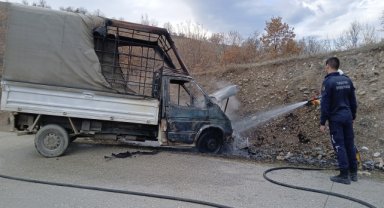 Seyir halindeyken kamyonet alev aldı