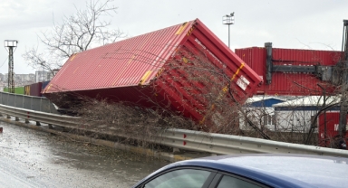 Şiddetli rüzgar eski gümrük sahasında konteynırları devirdi