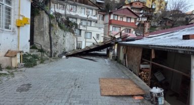 Şiddetli rüzgarda uçan çatı otomobile zarar verdi