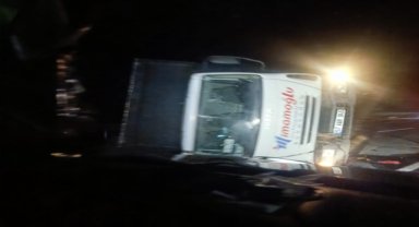 Sinop'ta rüzgarın etkisiyle devrilen tırın sürücüsü yaralandı