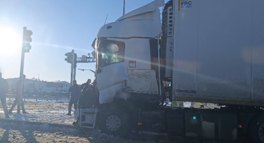 Üç aracın karıştığı trafik kazasında 6 kişi yaralandı