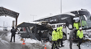 Yolcu otobüsü polis noktasına çarptı: 4 polis yaralandı