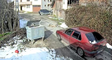Yolda yatan köpeği ezip, yoluna devam etti