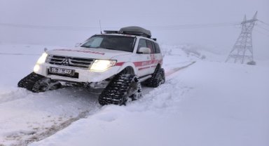 Yolu kapalı köyde yaralanan kişi paletli kar ambulansıyla hastaneye kaldırıldı