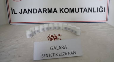 Araçtan atılan poşetten uyuşturucu çıktı