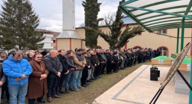 Cenazesine gittikleri kişiyle yan yana defnedildiler