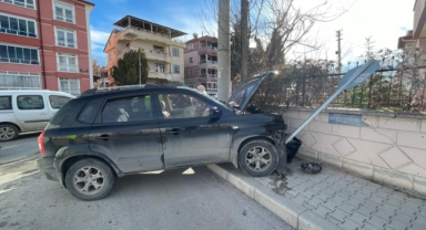 Ciple otomobil çarpıştı: 1 yaralı