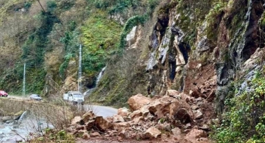 Giresun'da heyelan! Köy yollarında ulaşım aksadı