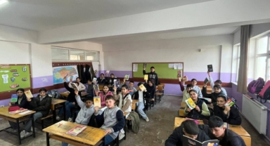 Giresunlu öğrenciler, Birecik Mezra Ortaokulu öğrencilerini sevindirdi
