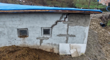 Heyelan sonucu bir ahır hasar gördü, yolda çökme oluştu