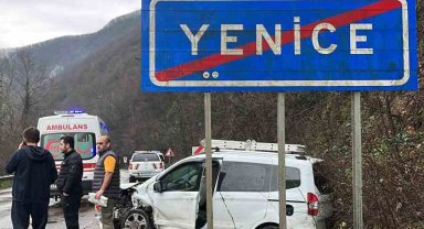 İki otomobil kafa kafaya çarpıştı: 5 yaralı