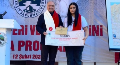 Milletvekili Temür’den Başarılı Öğrenciye Tebrik