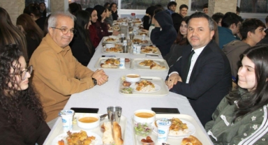 Müdür Tokgöz, Ramazan’ın İlk Sofrasında Öğrencilerle Bir Araya Geldi
