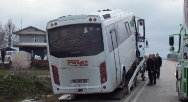 Öğrencileri taşıyan minibüs ile otomobil çarpıştı: Çok sayıda yaralı var!