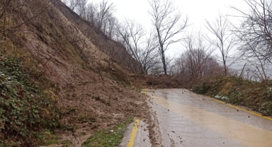 Ordu'da İkizce-Çaybaşı bağlantı yolu heyelan nedeniyle ulaşıma kapandı