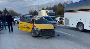 Otomobil ticari taksiye çarptı, 3 kişi yaralandı