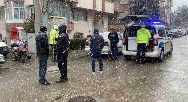 Ters yönden gelen motosiklet 2 otomobile çarptı
