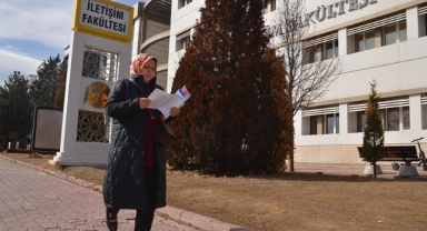 Üniversite öğrencisi 58 yaşındaki kadın azmiyle çevresindekilere örnek oluyor