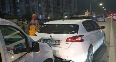 3 aracın karıştığı trafik kazasında 3 kişi yaralandı