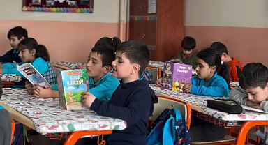 Alucra Kaymakamı Emrah Azman, Öğrencilerle Kitap Okudu