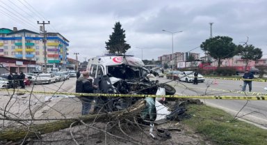 Ambulans kamyona çarptı, 1 kişi öldü, 3 kişi yaralandı