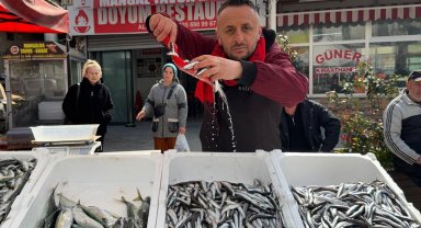 Balık tezgahlarında Ramazan mesaisi: Hamsi 100 liradan satılıyor