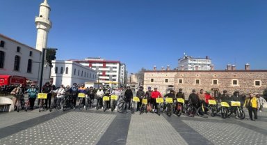 Bisikletliler trafikte görünür olmak için pedal çevirdi