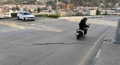 Cadde yolunda oluşan çatlaklıklar tehlike oluşturuyor