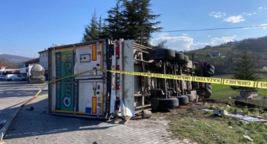 Çay yüklü tır devrildi: 1 yaralı