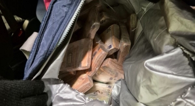 Çikolata dolu çantadan 220 bin Euro çıktı