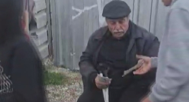 'Dua etsinler yeter' diyen yaşlı adam emekli maaşını mahalleliye dağıtıyor