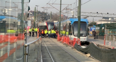 Eminönü’nde tramvay raydan çıktı!
