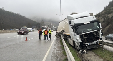 Freni boşalan tır refüje çıktı