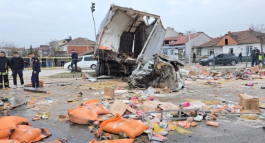 Freni patlayan tır dehşet saçtı: Öğrenci servisi dahil 7 araç birbirine girdi