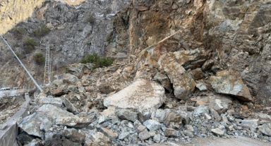 Gümüşhane-Giresun kara yolu heyelan nedeniyle ulaşıma kapandı