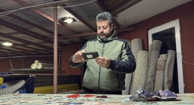 Halıdan çıkan altınlar sahibine ulaştırıldı