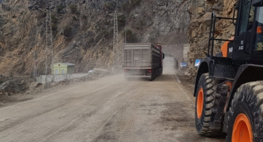 Heyelan nedeniyle kapanan Gümüşhane-Giresun kara yolu ulaşıma açıldı