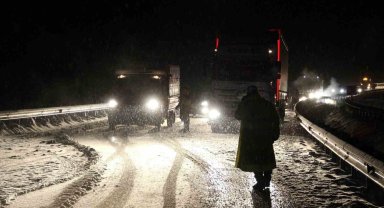 Kop Dağı Geçidi'nde kar ve tipi ulaşımı aksattı