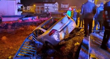 Otomobil bariyere çarptı: 1’i ağır, 2 kişi yaralandı