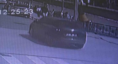 Otomobilin çarptığı motosikletli havada takla attı